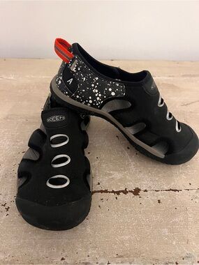 3/$15 KEEN Kids Black Closed Toe Water Sport Sandals | 3Y